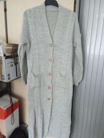 Nieuwe lange grijze vest met knopen (one size) beschikbaar voor biedingen