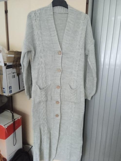 Nieuwe lange grijze vest met knopen (one size), Kleding | Dames, Truien en Vesten, Nieuw, Maat 46/48 (XL) of groter, Grijs, Verzenden