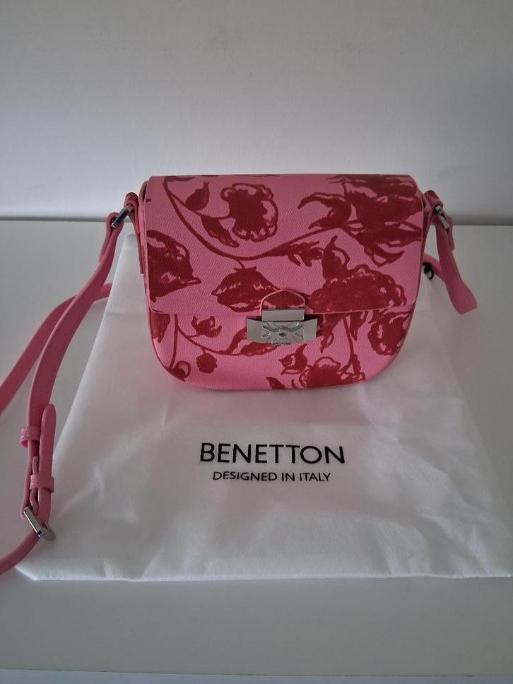 Benetton roze tasje met rode bloemenprint *NIEUW*, Sieraden, Tassen en Uiterlijk, Tassen | Damestassen, Nieuw, Roze, Ophalen