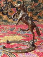 Mooi oud beeldje uit Engeland van paard op hoefijzer 13,8 cm