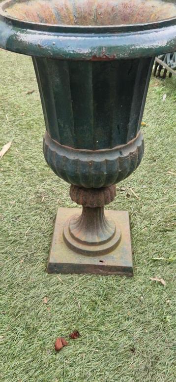 Mooie geribbelde gietijzeren tuinvaas (H 46 cm) (brocante) beschikbaar voor biedingen