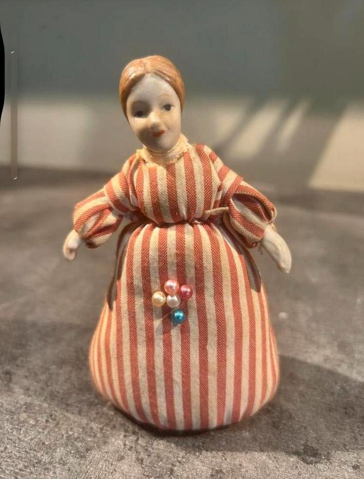 Uniek oud speldenkussen / popje, Hobby en Vrije tijd, Naaien en Fournituren, Zo goed als nieuw, Ophalen of Verzenden