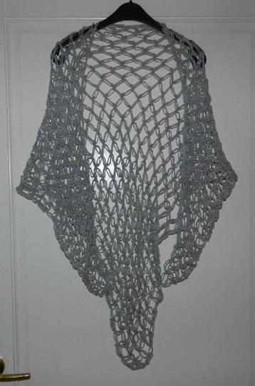 Prachtige zilvergrijze handgehaakte sjaal/omslagdoek 