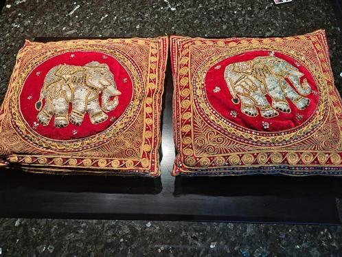 2 Thaise olifanten kussens, Huis en Inrichting, Woonaccessoires | Kussens, Gebruikt, Rood, Ophalen of Verzenden