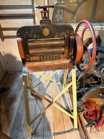 Antieke Industriële Mangelpers beschikbaar voor biedingen