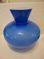 Murano - mooie grote blauw/ witte Opaline glazen vaas, Antiek en Kunst, Ophalen of Verzenden