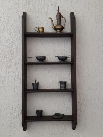 Mooi houten wandrek met tinnen en koperen miniaturen beschikbaar voor biedingen