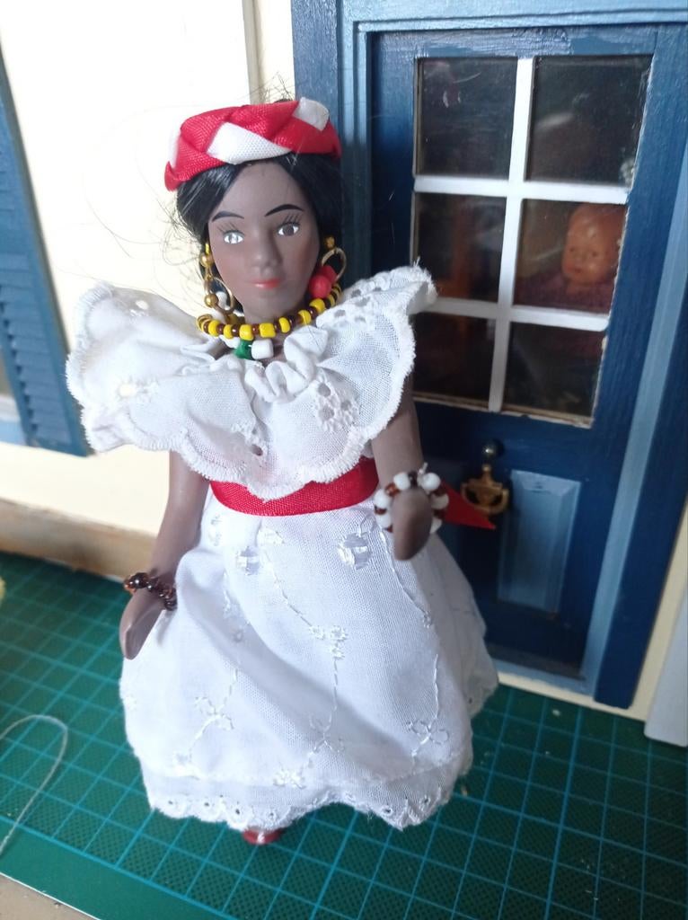 Mooie Braziliaanse miniatuurpop, Ophalen of Verzenden, Zo goed als nieuw, Pop