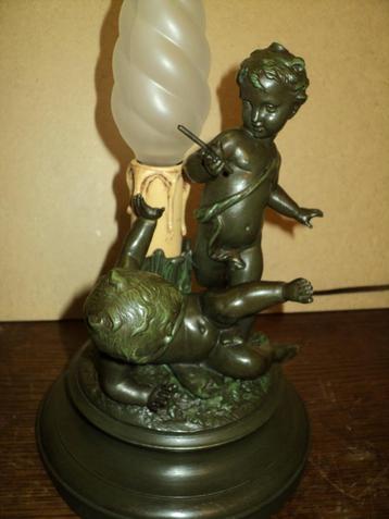 lampje met 2 putti s en 2 vaasjes beschikbaar voor biedingen