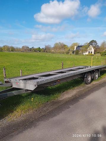 Te huur autoambulance en een minigraver (kraantje) beschikbaar voor biedingen