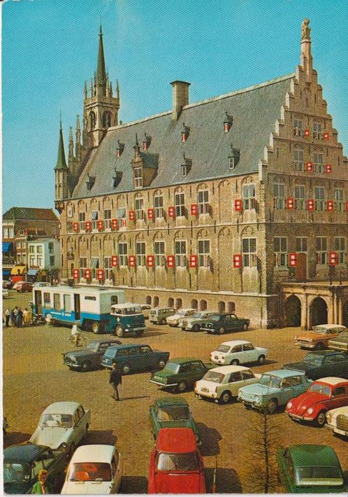 Gouda Stadhuis met auto's DAF , Renault 8 , Triumph, Verzamelen, Ansichtkaarten | Nederland, Ongelopen, Zuid-Holland, 1960 tot 1980