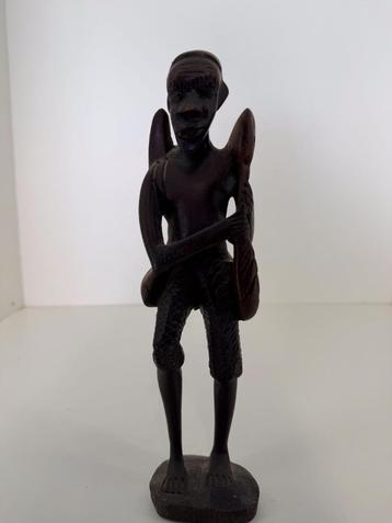 Afrikaans houtsnijwerk – krijger beschikbaar voor biedingen