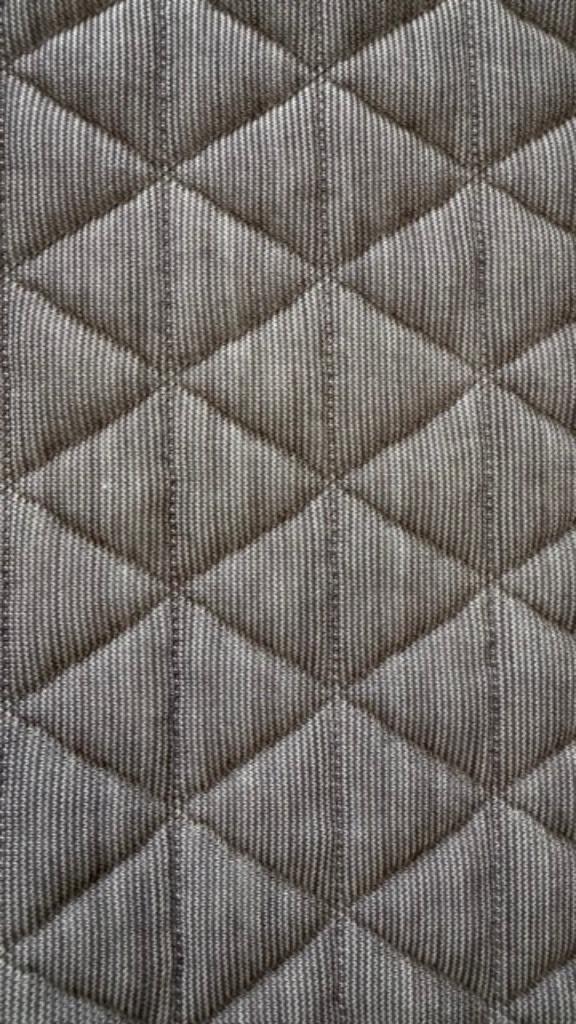 meubelstof Kvadrat Febrik Triangle, Hobby en Vrije tijd, Stoffen en Lappen, Nieuw, Polyester, 120 cm of meer, 30 tot 200 cm, Bruin