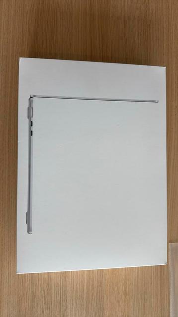 Macbook air m3 doos beschikbaar voor biedingen