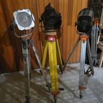 Stoere theaterlampen op staties, Ophalen