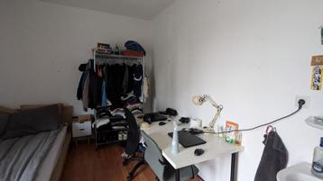Office Chair and a Desk beschikbaar voor biedingen