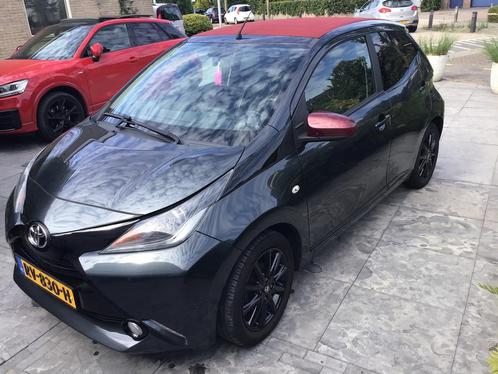 Toyota Aygo two tone schuifdak en alle opties, Auto's, Toyota, Particulier, Aygo, Benzine, B, Hatchback, Handgeschakeld, Origineel Nederlands
