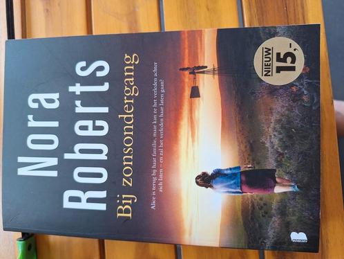Nora Roberts - Bij zonsondergang, Boeken, Thrillers, Zo goed als nieuw, Nederland, Ophalen of Verzenden