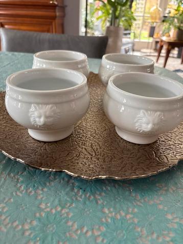 4 soepkommen met leeuwenkop wit beschikbaar voor biedingen