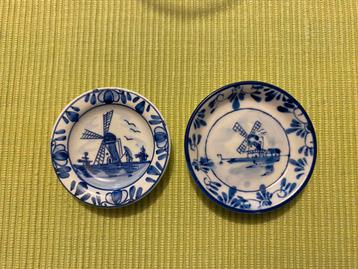 2 kleine Delfts blauwe schoteltjes met molen beschikbaar voor biedingen