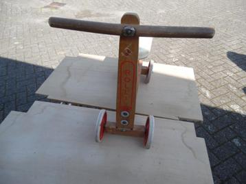 antiek houten loopfietsje Rolli met 4 wieltjes rood met beig