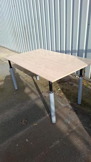 Bureau in hoogte verstelbaar. Tafel eettafel kantoortafel beschikbaar voor biedingen