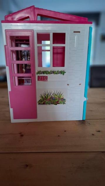 Barbie huis met 4 barbies en extra toebehoren beschikbaar voor biedingen