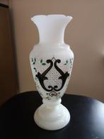 Antieke Opaline melkglas vaas, Antiek en Kunst, Antiek | Vazen, Ophalen