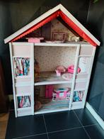 Grote houten barbie huis met heel veel toebehoren., Ophalen, Gebruikt