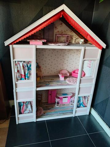 Grote houten barbie huis met heel veel toebehoren. beschikbaar voor biedingen