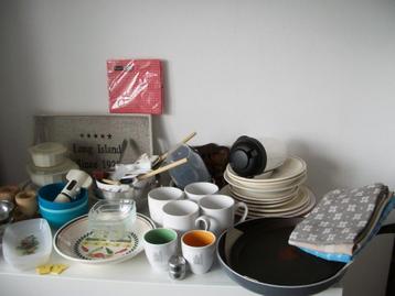 Kampeer Bestek Servies Diversen Vorken Messen Bekers enz  Ca beschikbaar voor biedingen