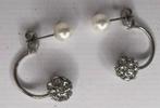 OORBELLEN VOORZIEN VAN EEN PAREL KNOPJE EN STRASS BALLETJE, Sieraden, Tassen en Uiterlijk, Oorbellen, Ophalen of Verzenden, Nieuw