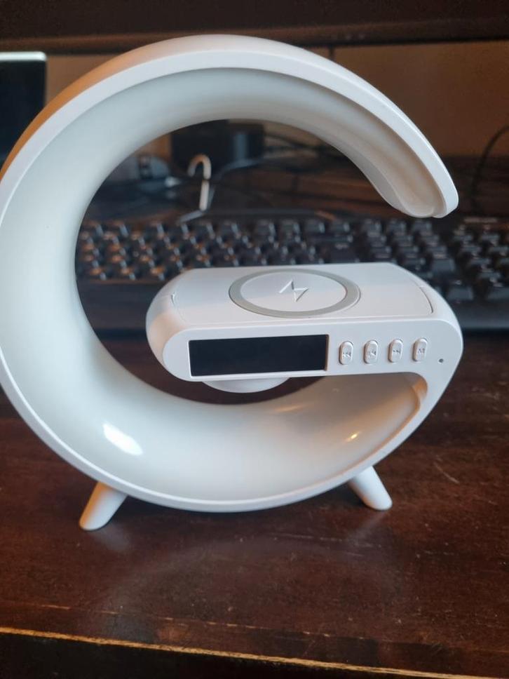 Multifunctionele Wekker Lamp met Draadloze Oplader, Huis en Inrichting, Lampen | Tafellampen, Zo goed als nieuw, Minder dan 50 cm
