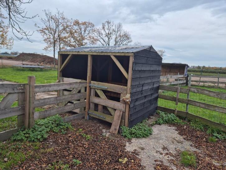 Leuke inloopstal voor middelgrote dieren, Dieren en Toebehoren, Stalling en Weidegang