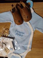 Baby cadeaupakket (slofjes,romper, cilindertoren, fotolijst), Ophalen, Zo goed als nieuw, Kraamcadeau