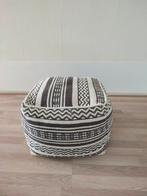Poef wit grijs met aztec print, Huis en Inrichting, Banken | Voetenbanken en Poefen, Ophalen, Gebruikt, Vierkant, Minder dan 50 cm