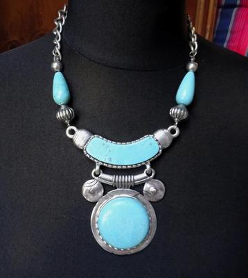 Robuste ketting + blauwe Magnesiet kralen en hanger beschikbaar voor biedingen