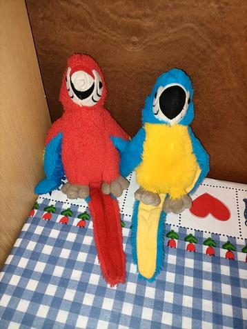 2 x papagaai knuffel rood/blauw en geel/blauw 20 cm beschikbaar voor biedingen