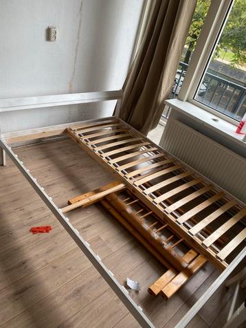 Wit IKEA bedframe