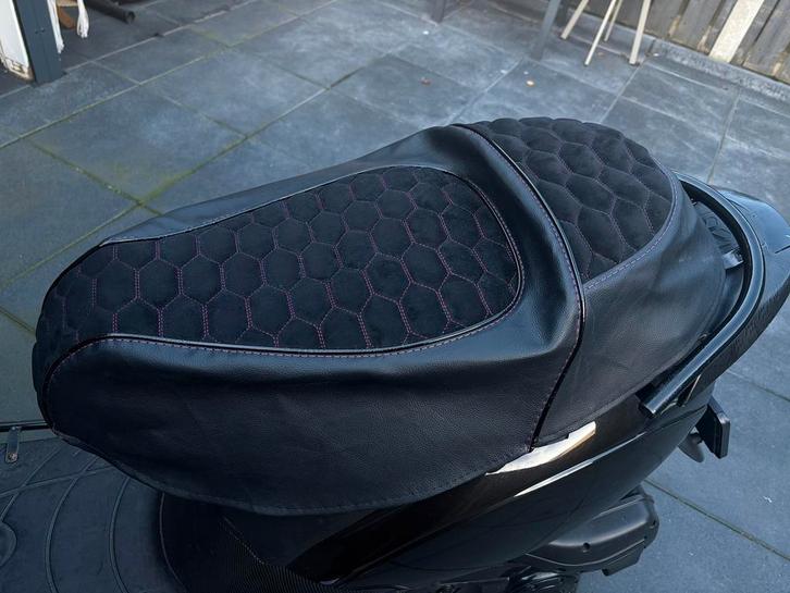 Zadelhoes Alcantara Look Donker Roze Piaggio Zip, Fietsen en Brommers, Brommers | Tuning en Styling, Zo goed als nieuw, Ophalen of Verzenden