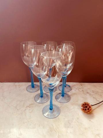 BLAUWE SWIRL WIJNGLAZEN beschikbaar voor biedingen