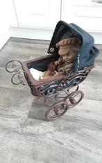 Brocante  poppenwagen  met porseleinen pop, Verzamelen, Poppen, Ophalen of Verzenden, Zo goed als nieuw, Pop