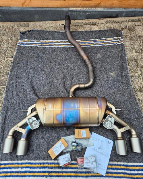 2022-08 AKRAPOVIC GOLF 8 TITANIUM NIEUWE MOTORTJES + RUBBERS, Auto-onderdelen, Uitlaatsystemen, Volkswagen, Gebruikt, Ophalen of Verzenden
