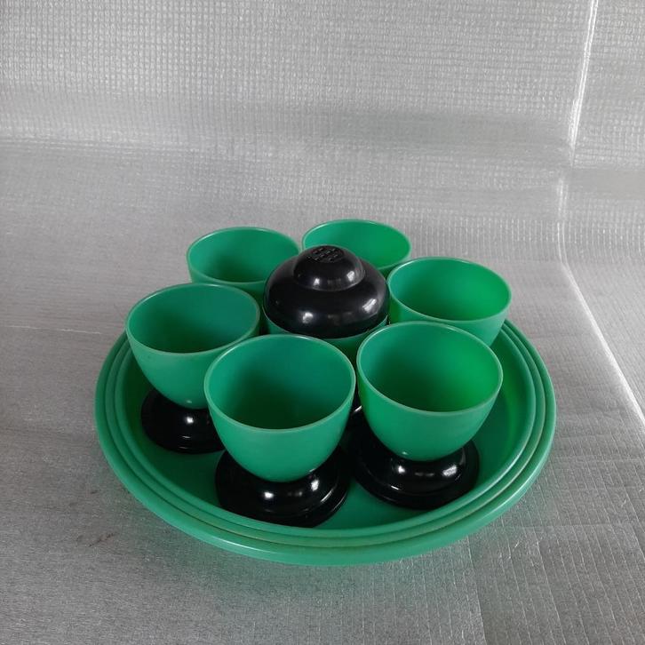 6 eierdopjes met zoutstrooier  - bakeliet N.F.K. groen/zwart, Antiek en Kunst, Antiek | Keukenbenodigdheden, Ophalen