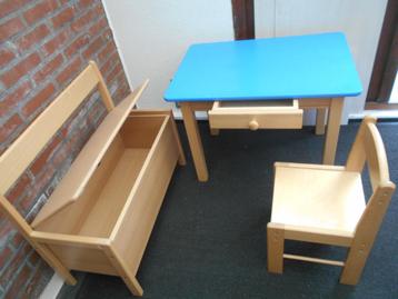 leuk weinig gebruikt kindermeubel geheel van beukenhout. beschikbaar voor biedingen