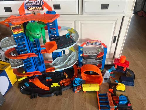 Hotwheels ultimate garage en stunt garage plus extras, Kinderen en Baby's, Speelgoed | Racebanen, Zo goed als nieuw, Handmatig