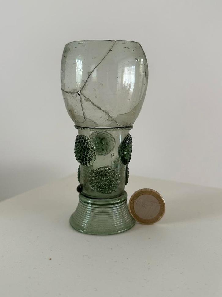 Bodemvondst, roemer uit de 17e eeuw., Antiek en Kunst, Antiek | Glas en Kristal, Ophalen of Verzenden