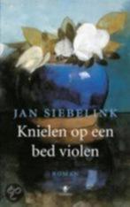 Jan siebelink: knielen op een bed violen, Boeken, Romans, Ophalen of Verzenden, Zo goed als nieuw, Nederland