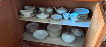 Compleet 12-delig servies met gouden rand beschikbaar voor biedingen