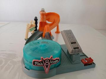 Cars racebaan met 2 auto's flo's café disney beschikbaar voor biedingen